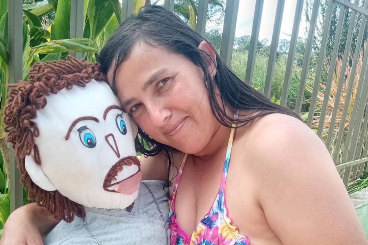 Mujer que se casó con un muñeco de trapo, asegura que su "pareja" le fue infiel
