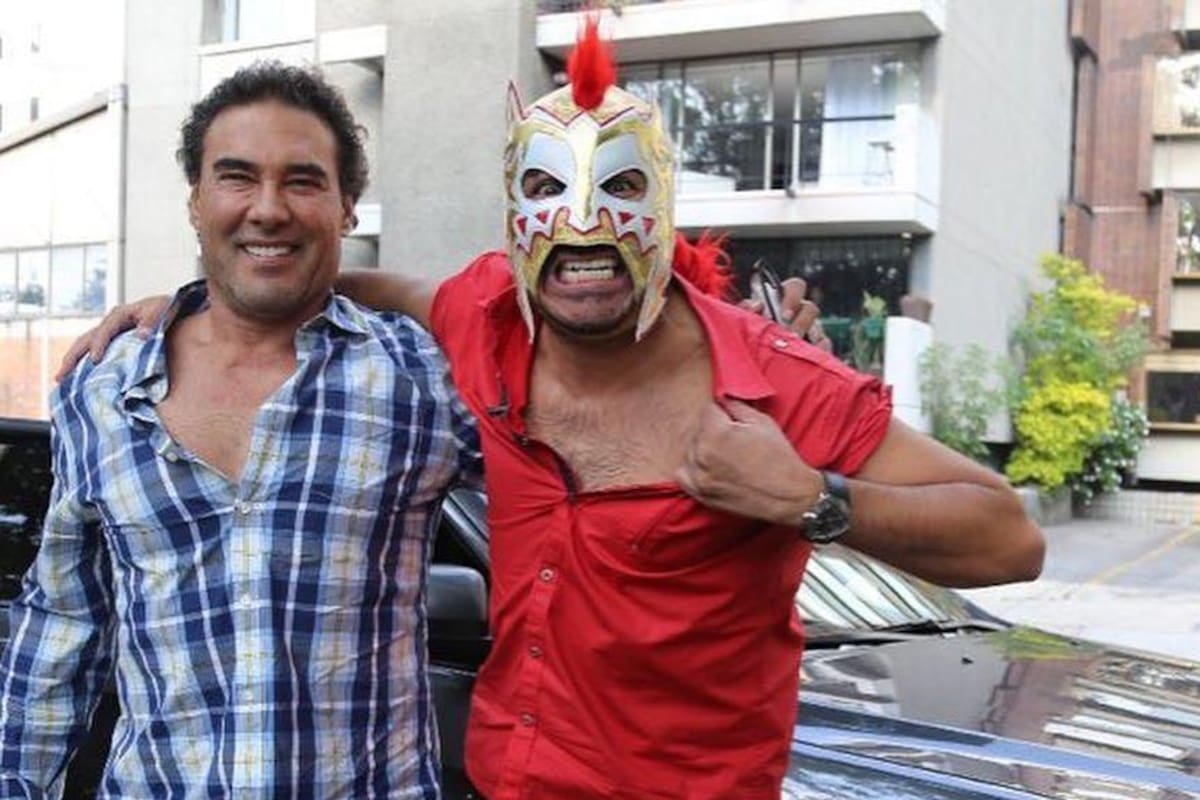 Eduardo Yáñez y el “Escorpión Dorado” reparten cachetadas y regalan dinero