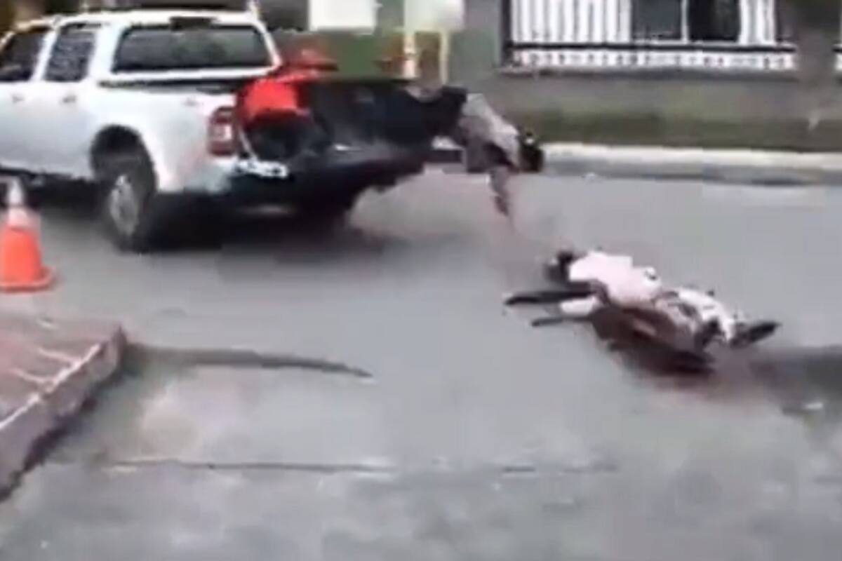 Viral: A falta de ambulancia trasladan a un herido en un Pick Up, pero se les cae de la caja en medio camino