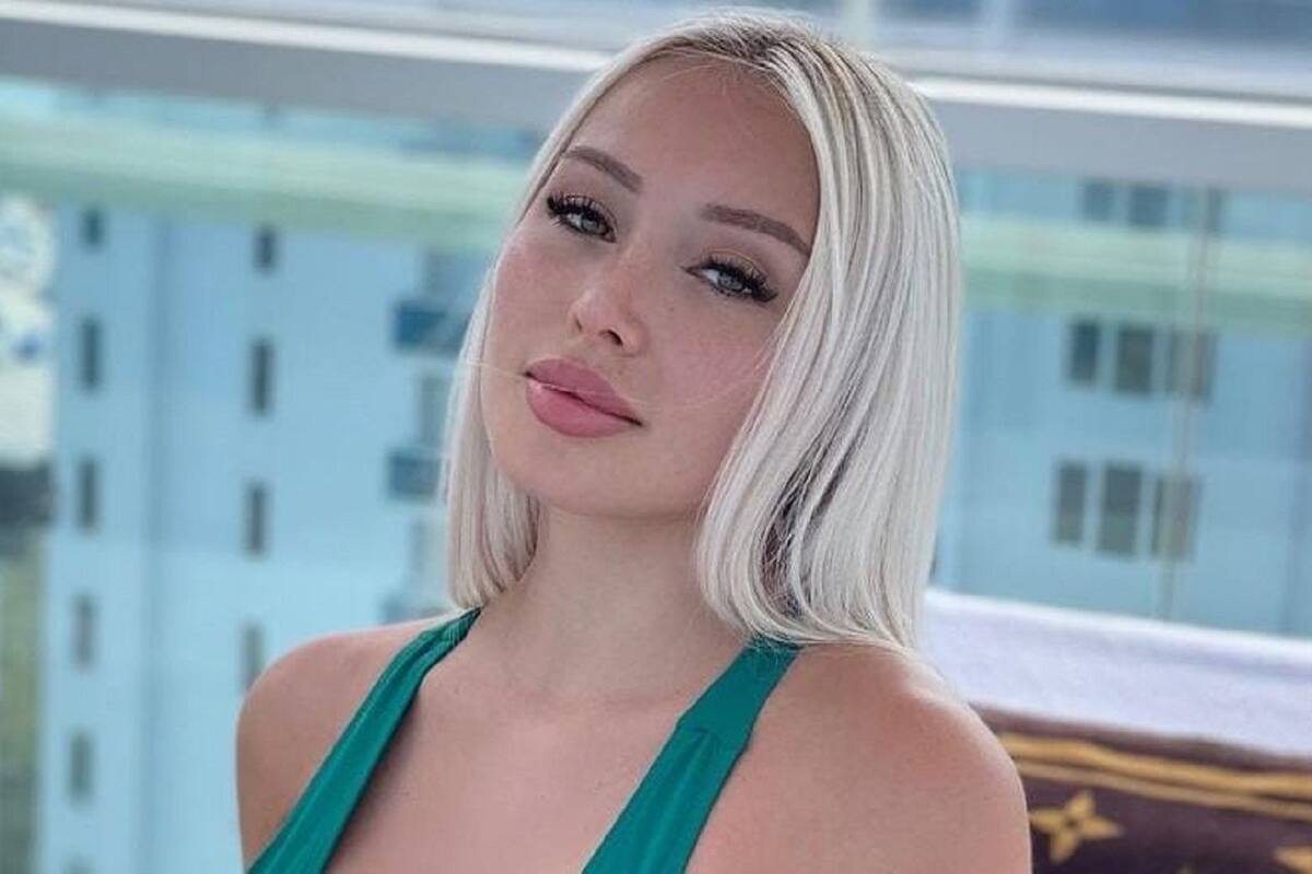 Daniella Chávez luce su increíble figura con escotado vestido rojo en Instagram