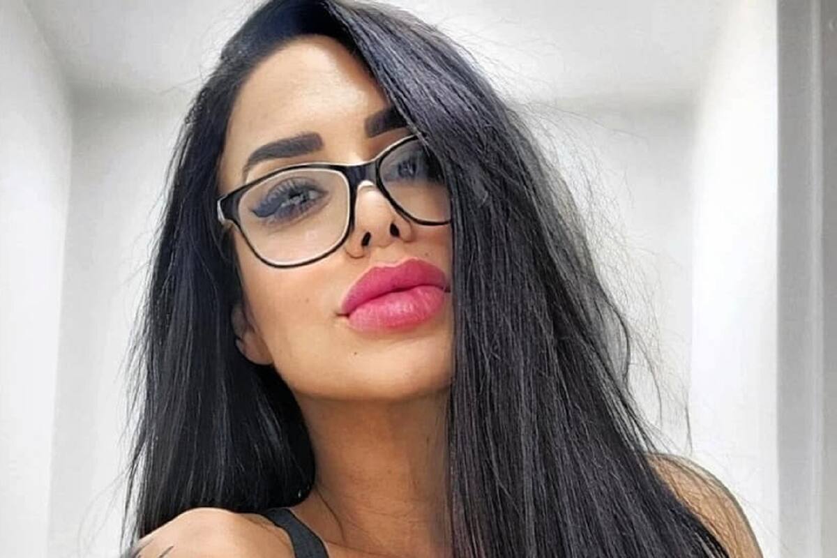 Lis Vega se abre la chaqueta y se broncea sus nenas en la playa