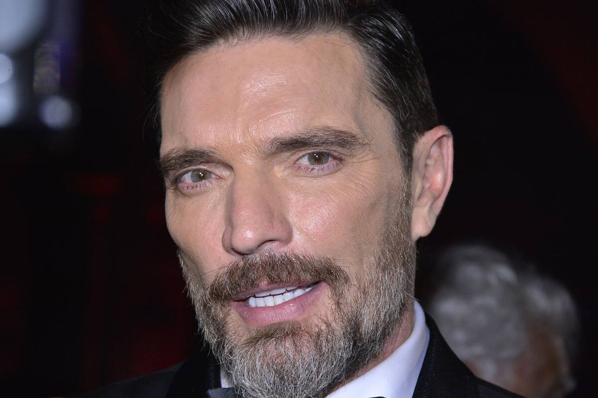 Julián Gil reaparece tras haber sido operado por cáncer de piel