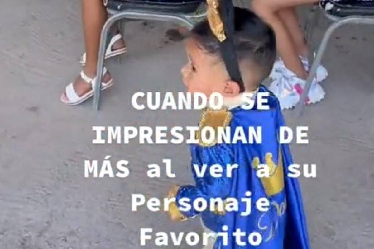 Niño enternece a los internautas por su reacción al ver a Mickey Mouse