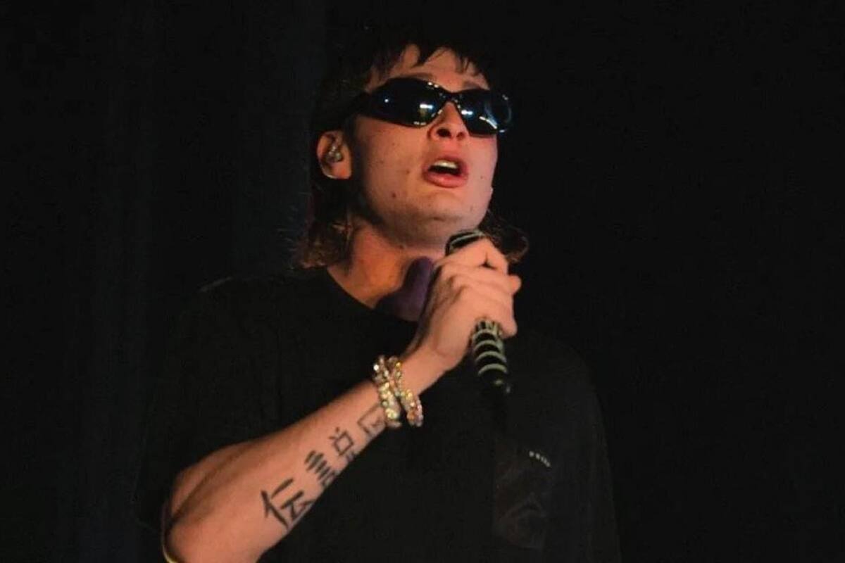 Peso Pluma sufre el robo de una de sus exclusivas cadenas en medio del tumulto