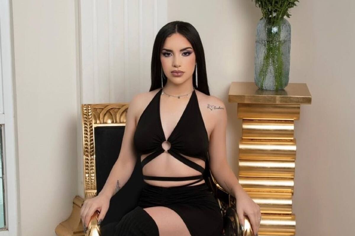 Kimberly Loaiza presume su figura con top y minifalda