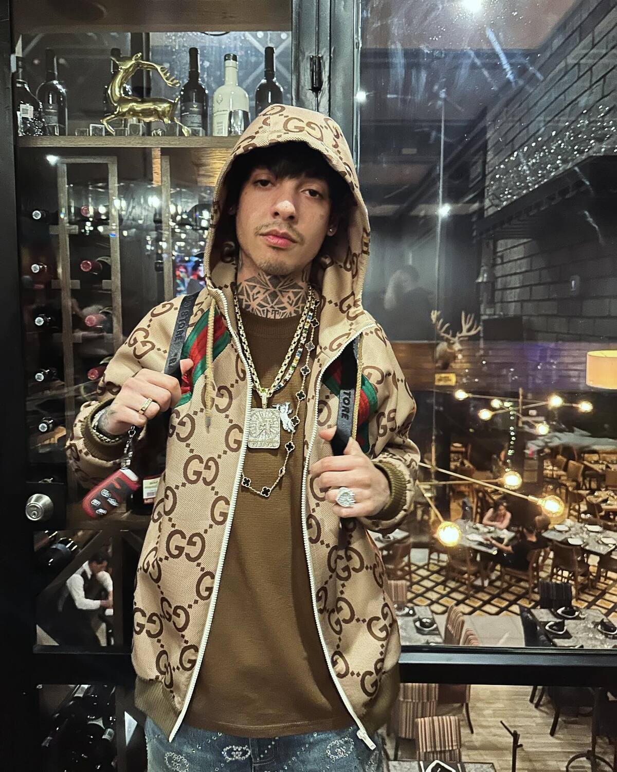 Natanael Cano suele colaborar con la marca "Gucci".