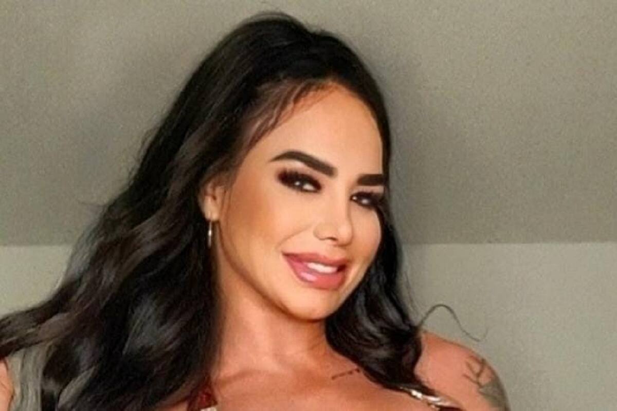 Lis Vega deja al descubierto sus torneadas piernas en sensual traje de baño
