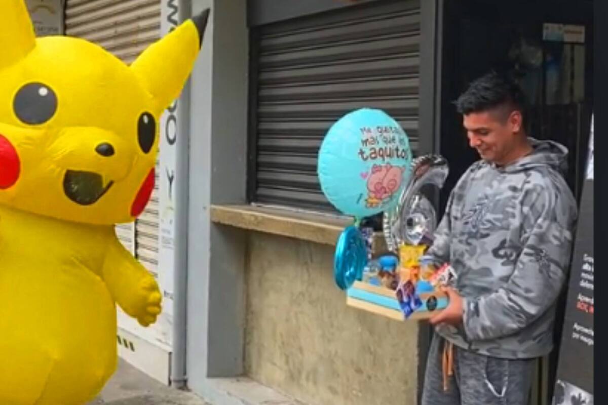 VIDEO: Joven recibe a un "Pikachu" gigante y bailarín, como sorpresa de aniversario
