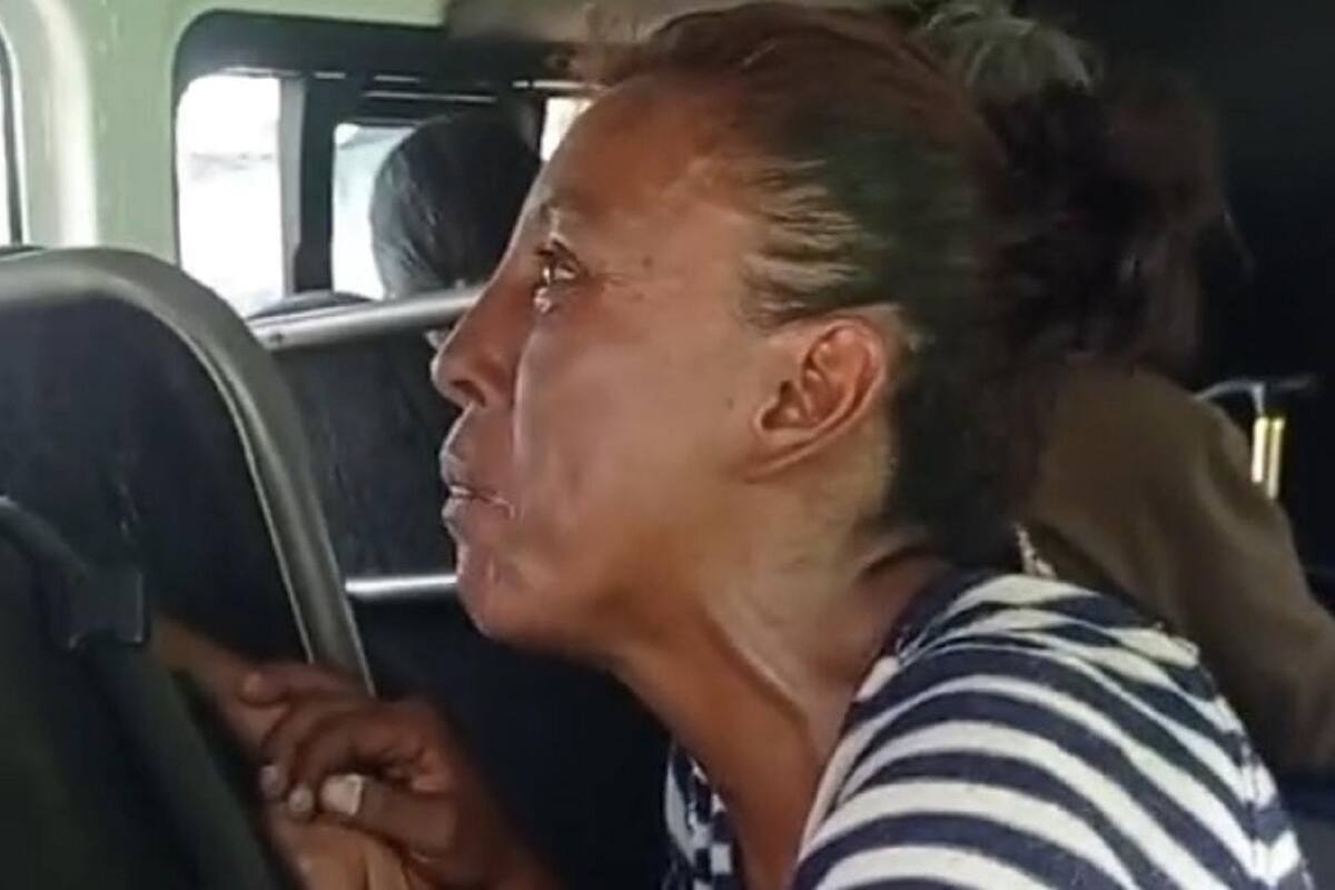 Graban a mujer rogándole a su pareja en la combi: “Entre más me pegues más te sigo”