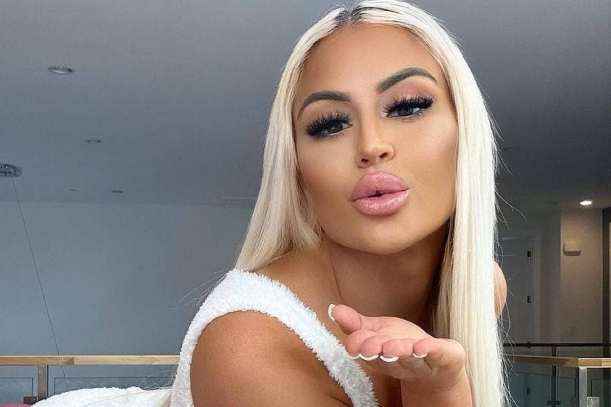 Danii Banks modela desde la tina su traje de baño blanco