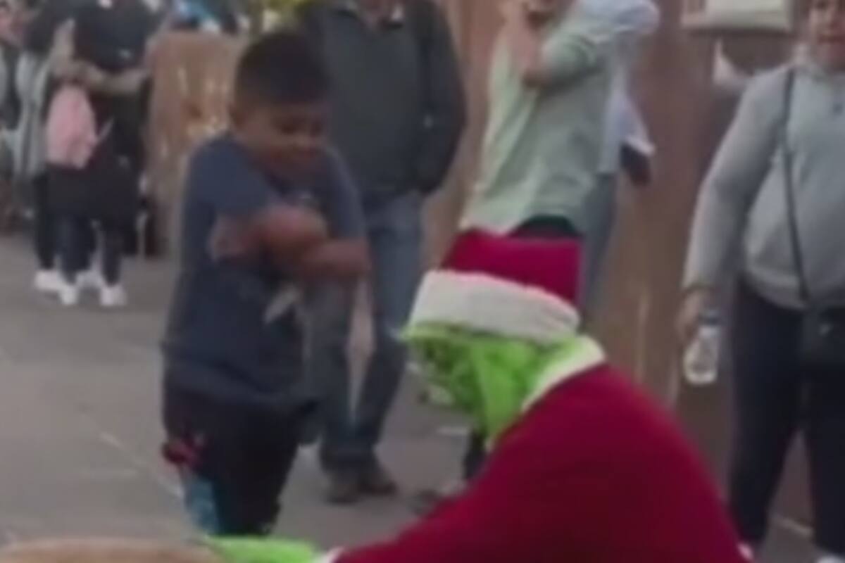 Hacen enojar al “Grinch” por pedirle que se tome fotos con los niños