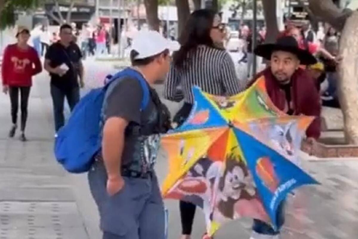 Sujeto se lleva gran susto al intentar voltear para ver a atractiva mujer