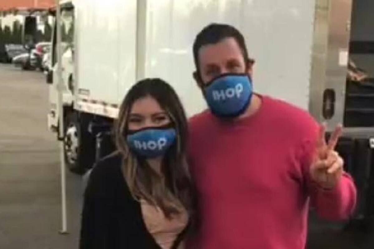 Adam Sandler se reencuentra con la mesera que no lo reconoció y se toma foto con ella