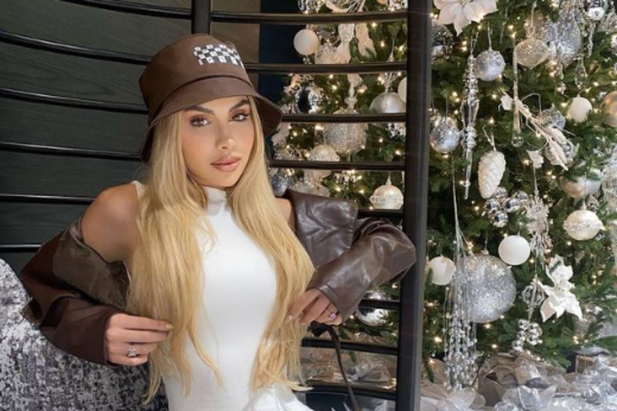 Como una barbie, Alexa Dellanos luce sus encantos junto a su Mercedes Benz
