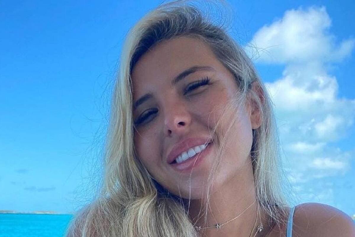 Natalia Garibotto modela su bikini en la orilla del mar y deja atónitos a sus fans