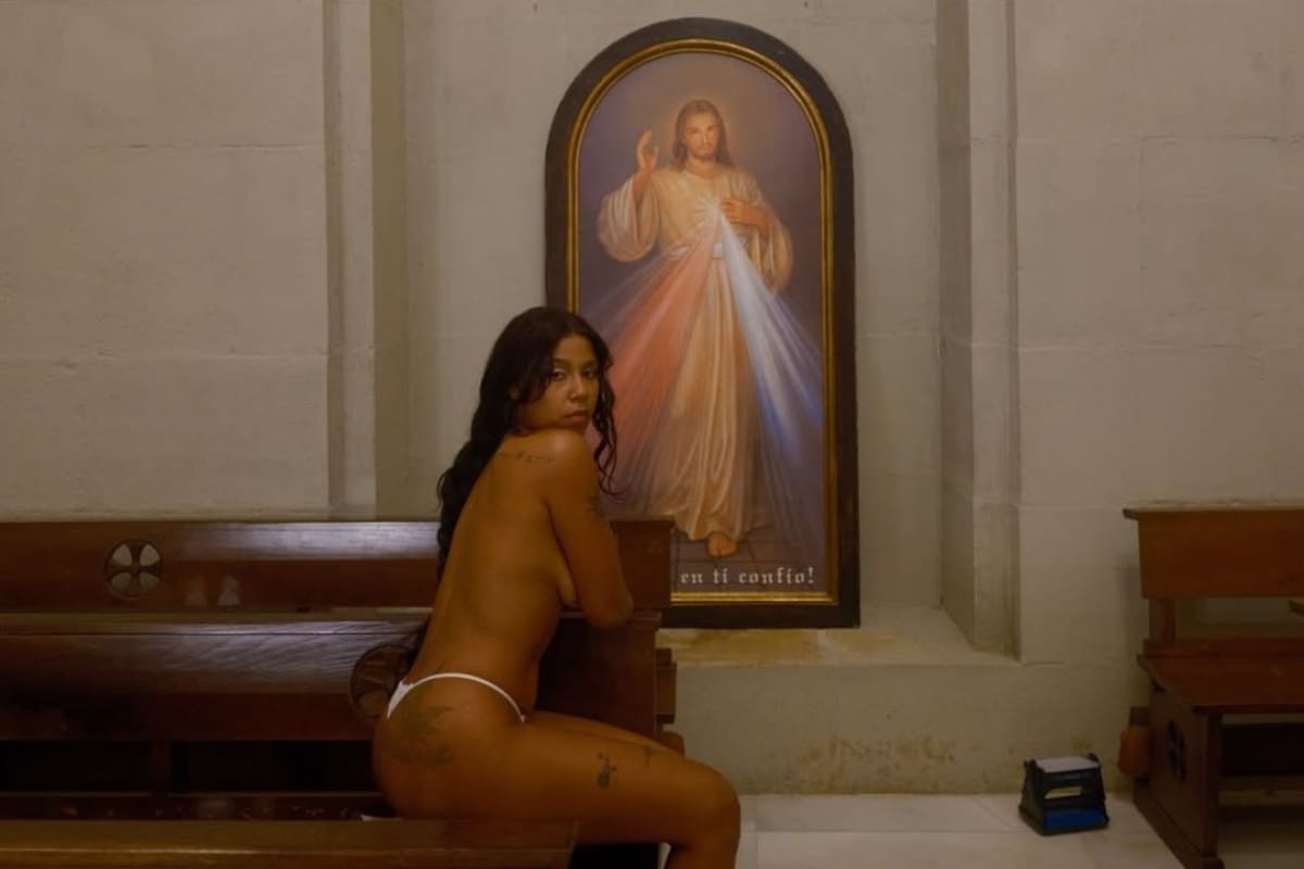 Tokischa enfrenta una demanda en España por posar casi desnuda dentro de una iglesia