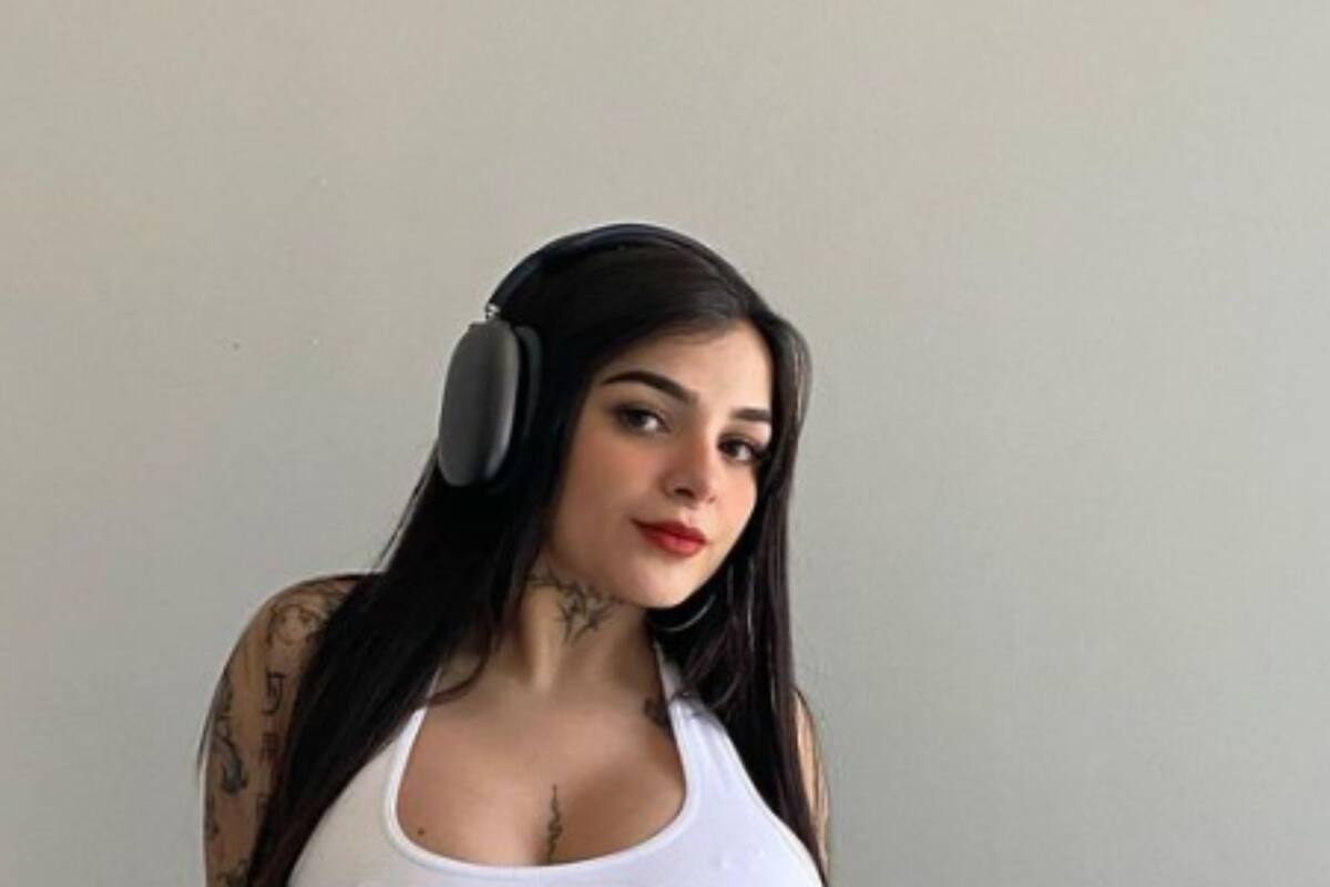 Karely Ruiz presume su auto de lujo enseñando sus enormes atributos