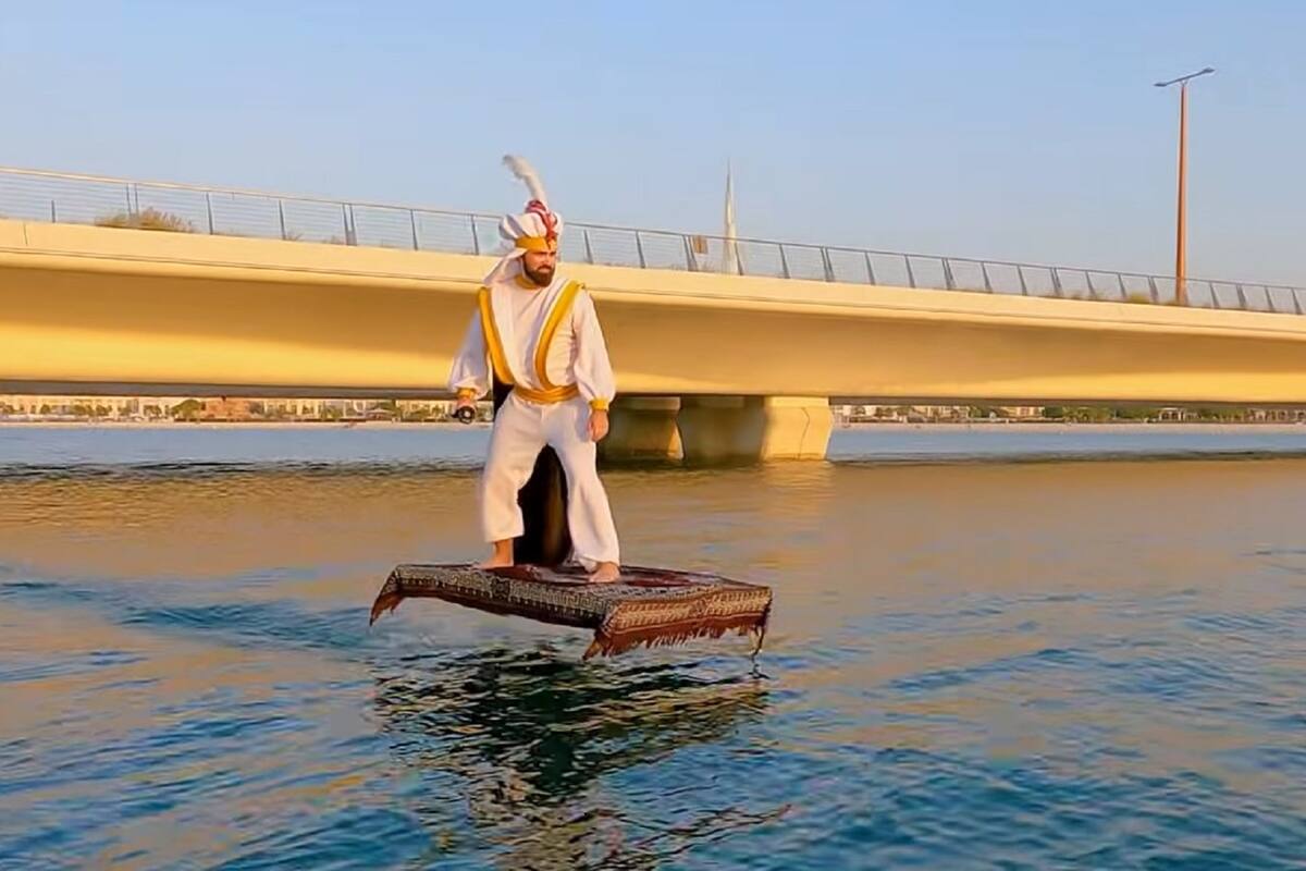 VIDEO VIRAL: Joven se disfraza de "Aladdín" y vuela en su 'alfombra mágica' por Dubái