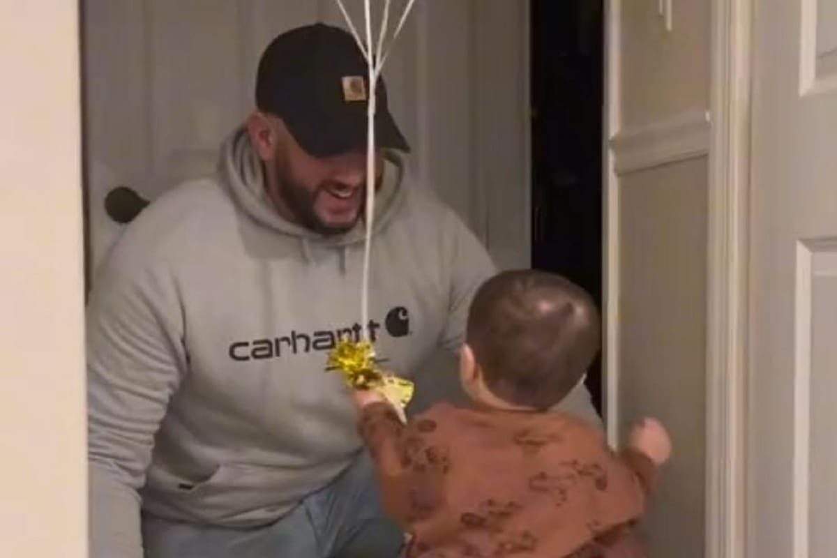 Niño causa ternura al sorprender a su papá con globos por su cumpleaños