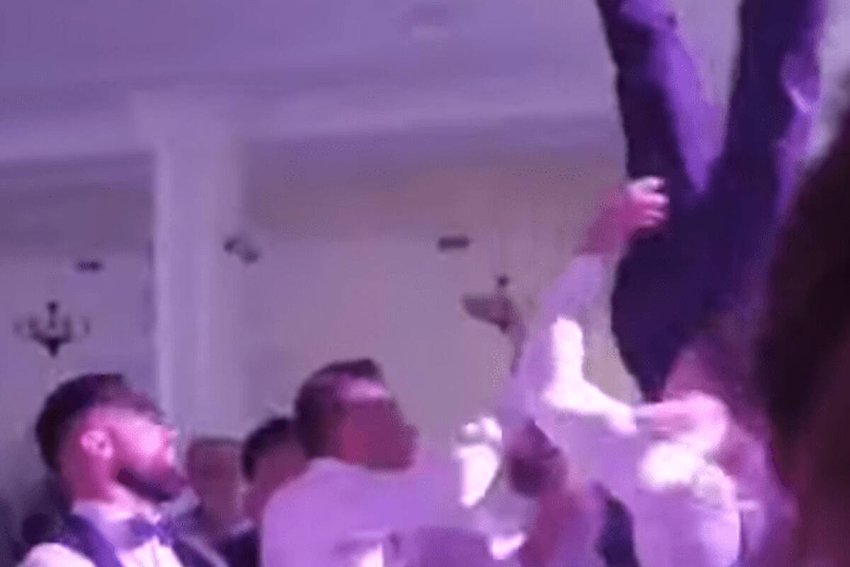 Durante su boda, amigos lanzan al novio al aire y cae de cabeza, casi queda parapléjico