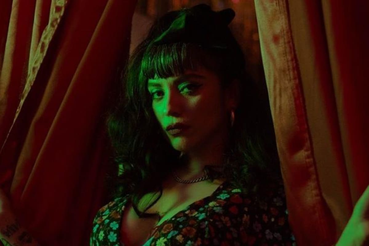 Mon Laferte y La Arrolladora Banda El Limón se van de cantina