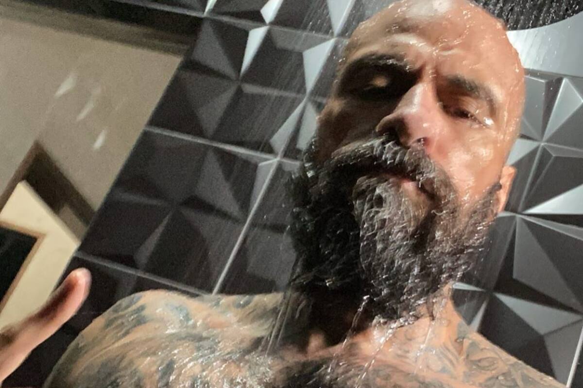 ¡Sin pudor! Babo se baña con una mujer y se lava la cabeza con el shampoo de Yuya