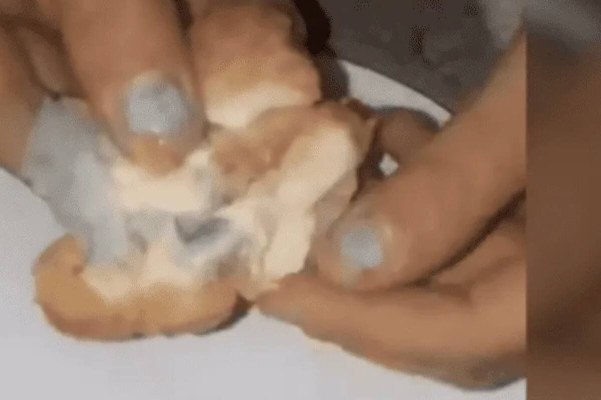 Niña estuvo a punto de ahogarse al comer nuggets con un cubrebocas adentro