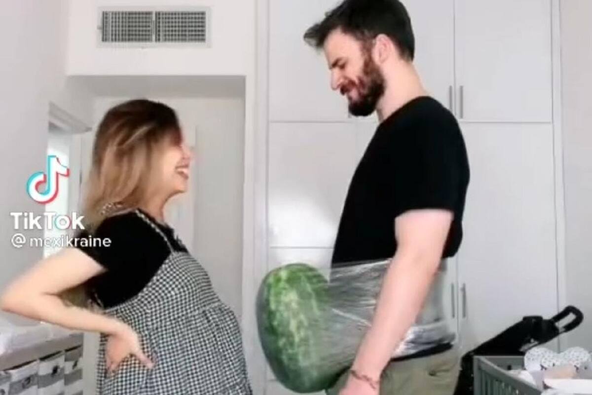 Hombre se amarra una sandía en el vientre para ponerse en el lugar de su esposa embarazada