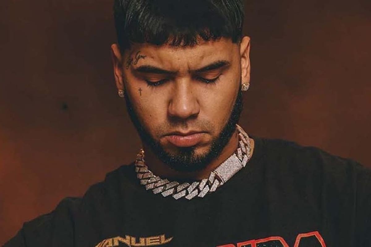 Anuel se borra el tatuaje de Karol G que tenía en la espalda
