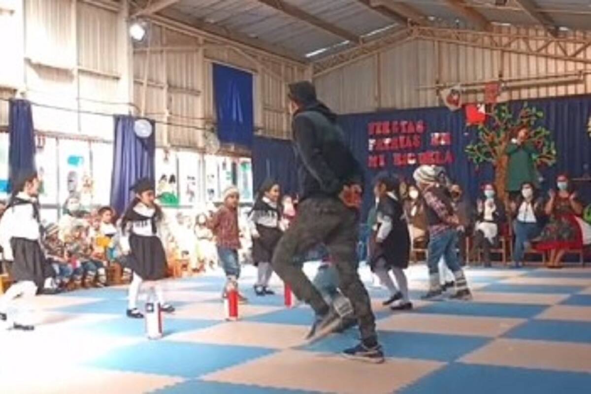 VIDEO VIRAL: ¡Súper papá! Hombre salva a su hija de bailar sola en evento escolar