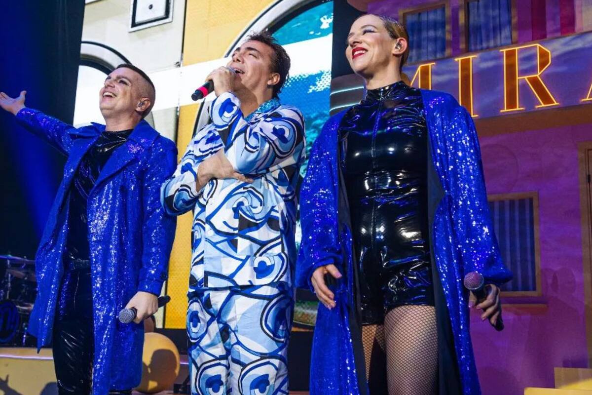 Critican a Cristian Castro por su elección de atuendo 'tipo pijama' en un concierto