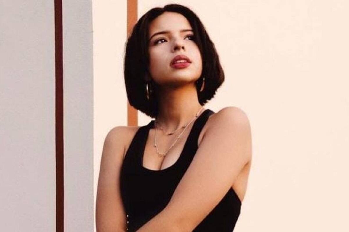 A Ángela Aguilar se le cae la falda en pleno concierto