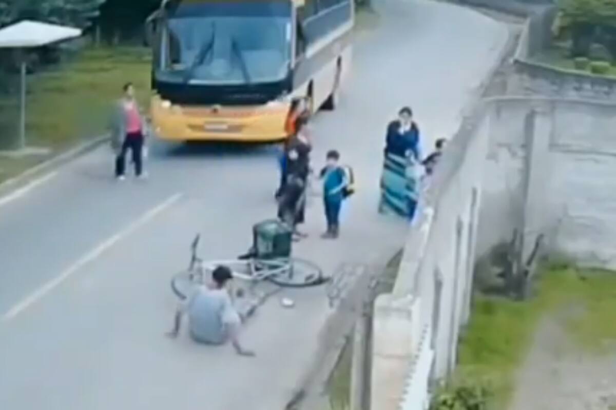 TikTok: Ciclista atropella a niño que cruzo corriendo una avenida