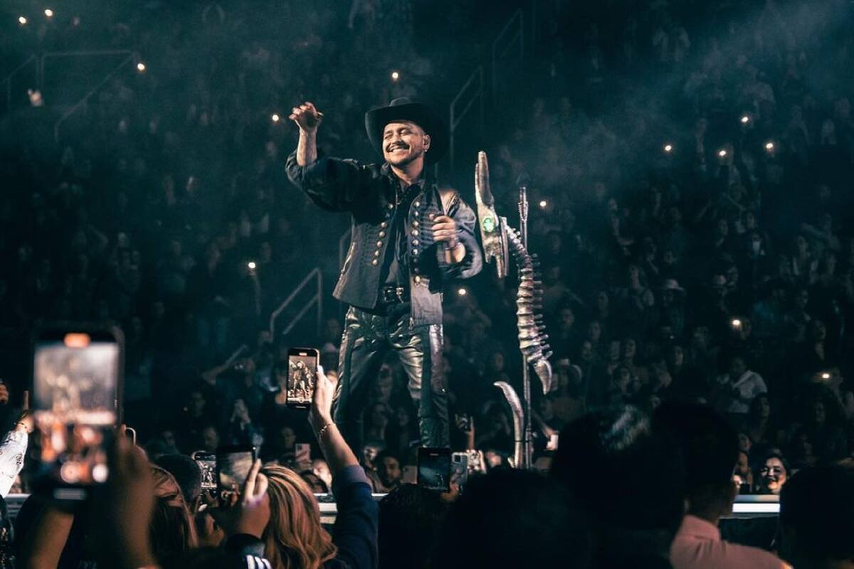 Tras tomar vacaciones, Christian Nodal comienza con éxito su gira "Forajido Tour USA"
