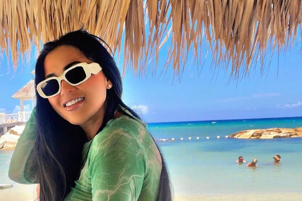 "Gomita" cautiva a todos con un pequeño bañador de dos piezas