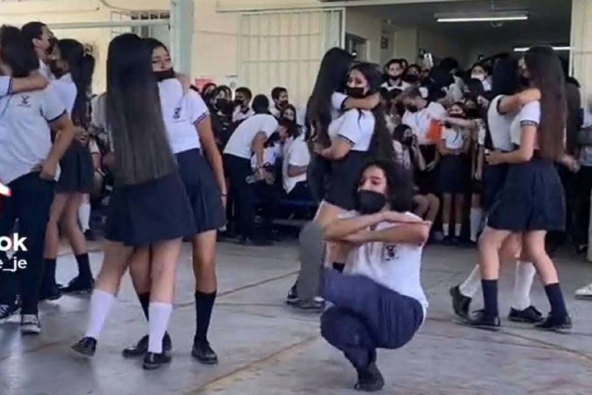 Joven causa sensación en TikTok por su particular paso de baile
