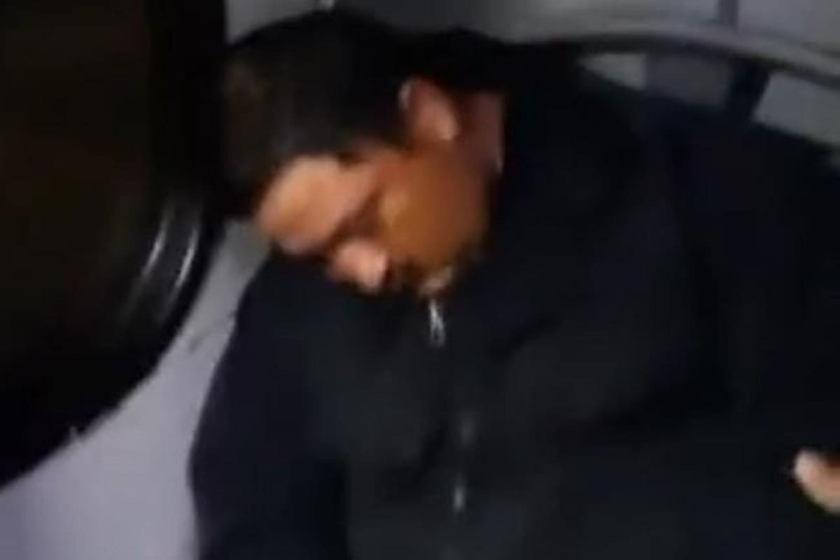 Joven se vuelve viral en TikTok al jugarle divertida broma a señor que se quedó dormido en el camión