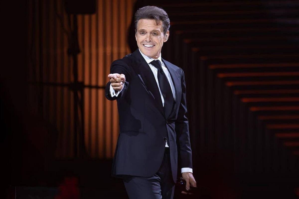 Luis Miguel recibe brasier de una fan durante pleno concierto