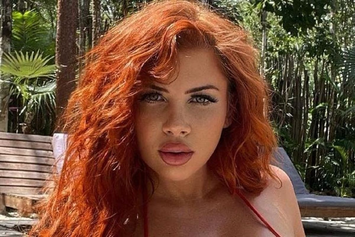 Amanda Nicole luce desde la piscina su espectacular figura en traje de baño