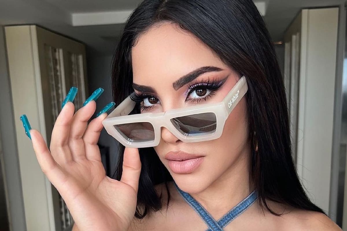 Kimberly Loaiza roba suspiros con poca ropa en la orilla de la alberca