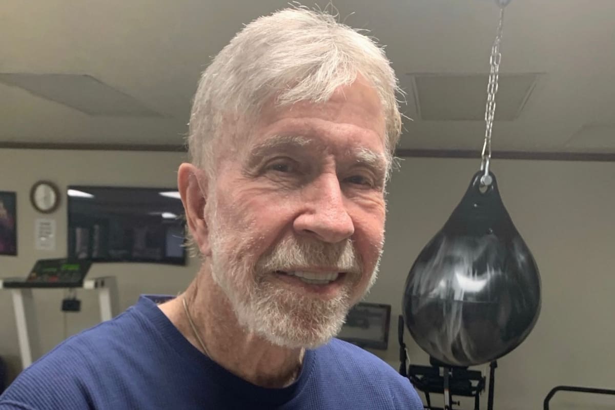 Chuck Norris es trasladado de urgencia a un hospital en Hawái a sus 86 años tras un incidente inesperado durante su entrenamiento en Kauai