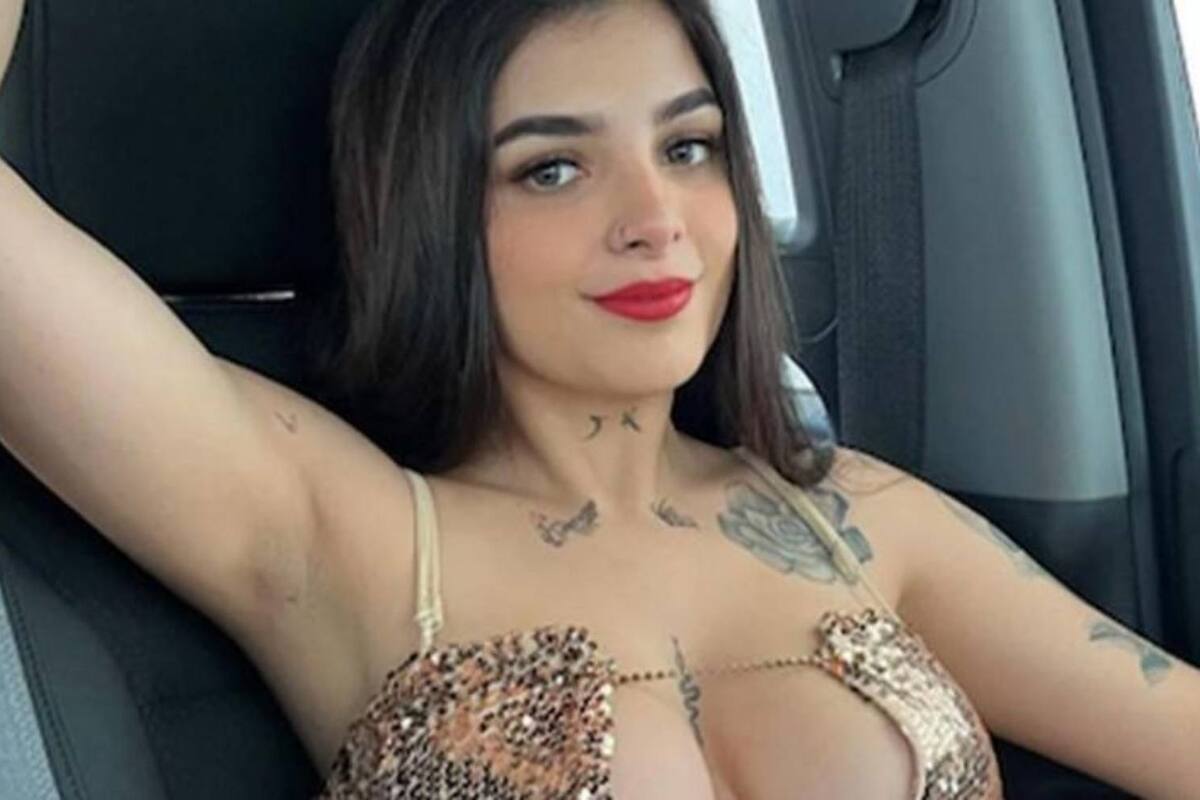 ¡Combinación explosiva!, Karely Ruiz posa junto a una amiga en pasionales bikinis