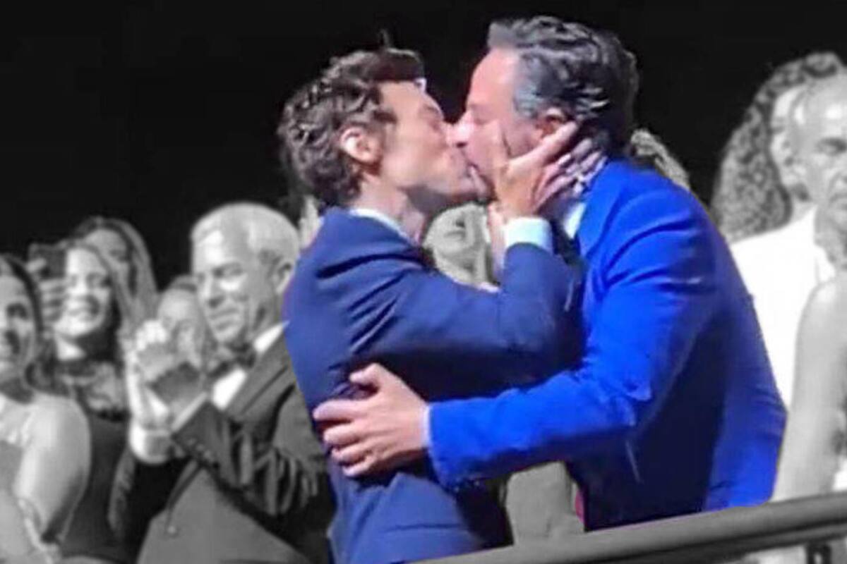Harry Styles le planta un beso a un hombre en el festival de cine de Venecia