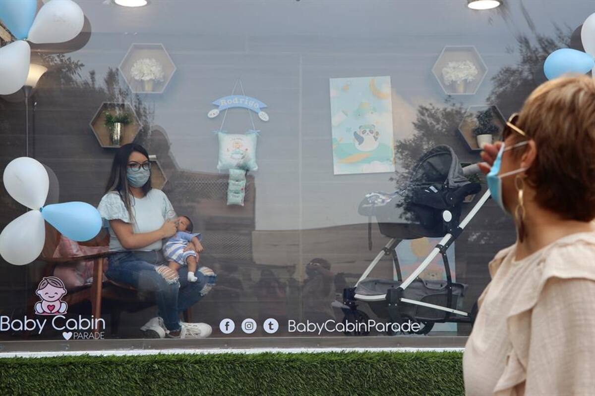 Crean cabina desinfectada para presentar a bebés en plena pandemia