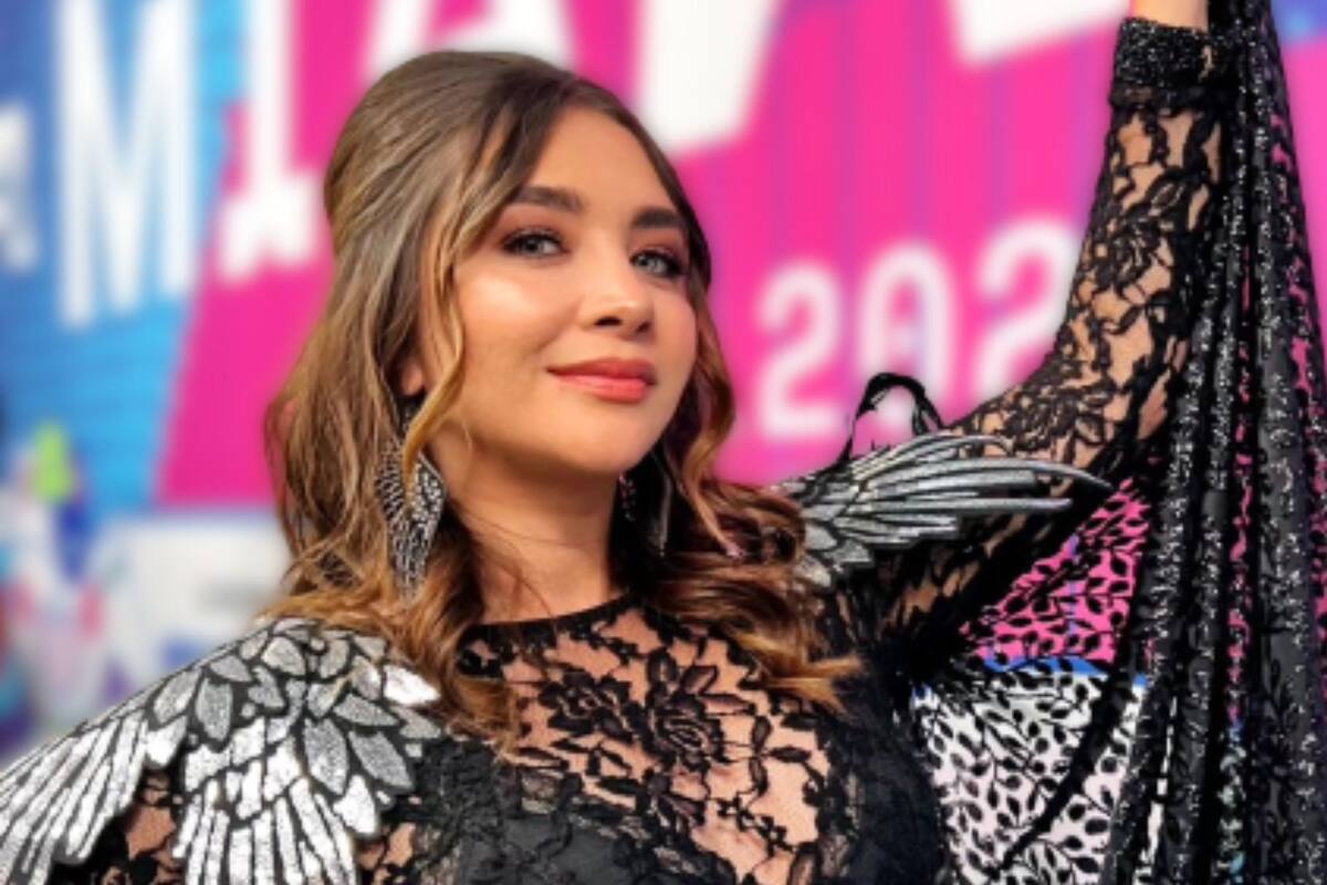 Daniela Luján presume foto desde playa nudista; sale en topless