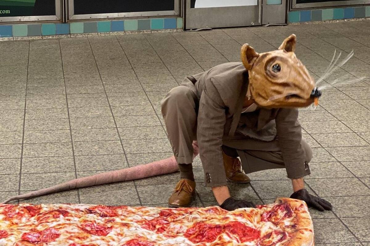 ¡Otra vez! Captan a la enorme "rata" de Nueva York jalando un gran pedazo de pizza