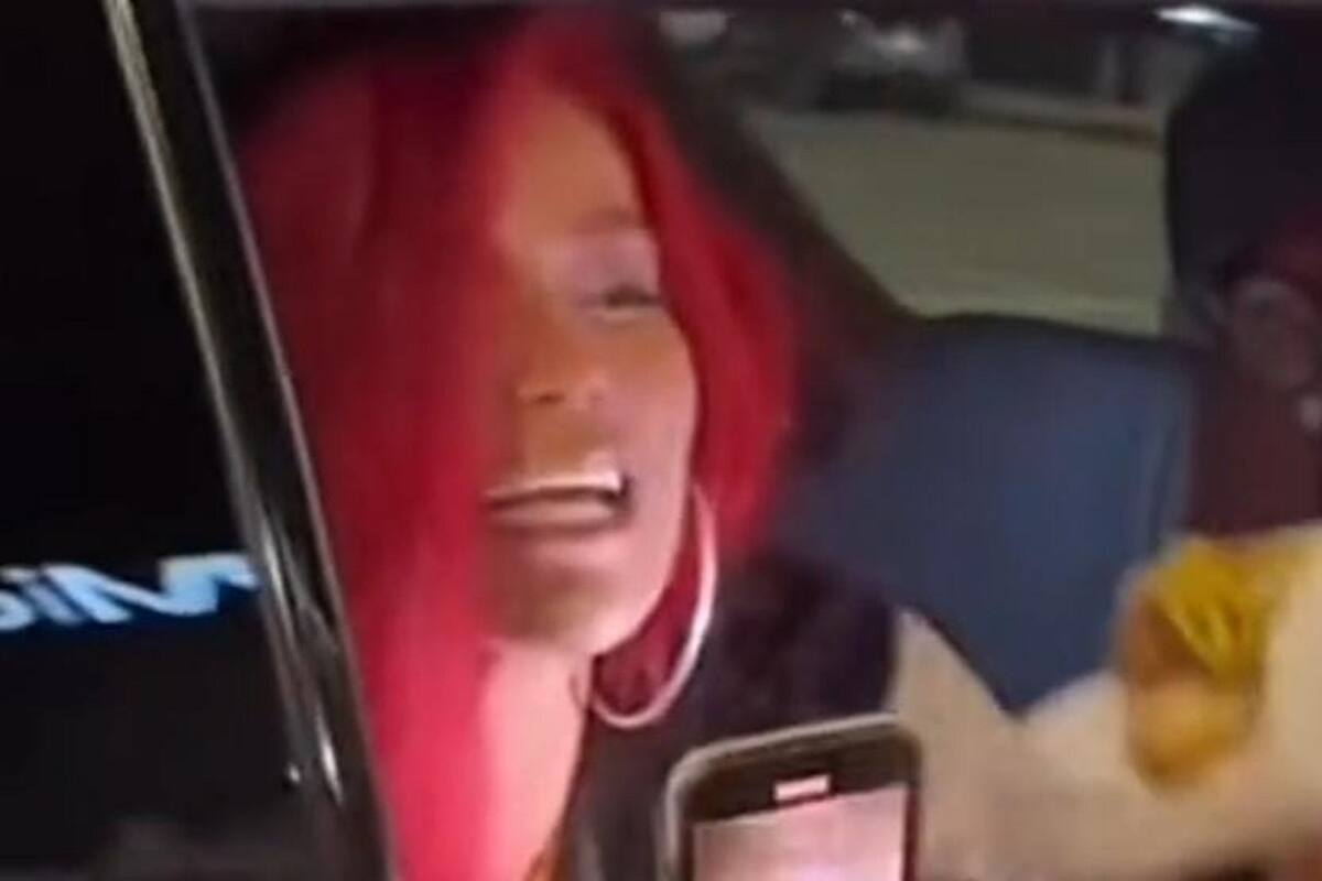 Karol G se queda con hot dog de un fan a la salida de uno de sus conciertos