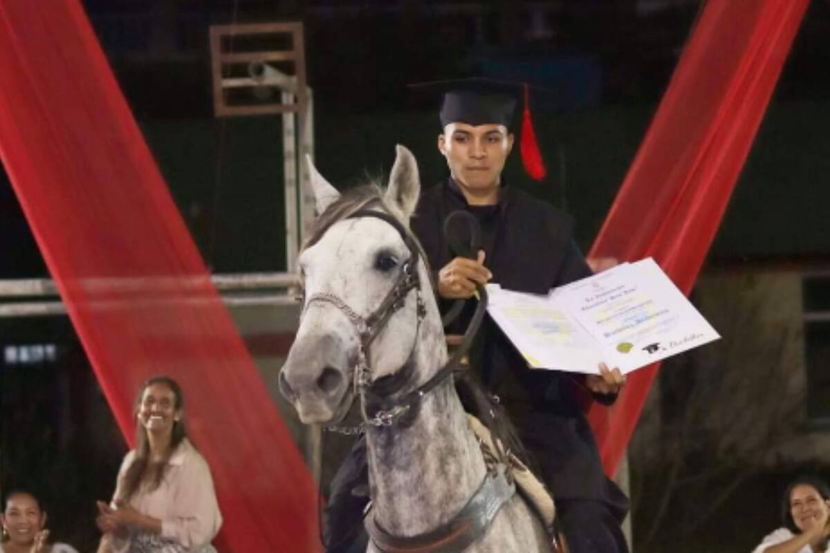 Joven llega a caballo a su graduación