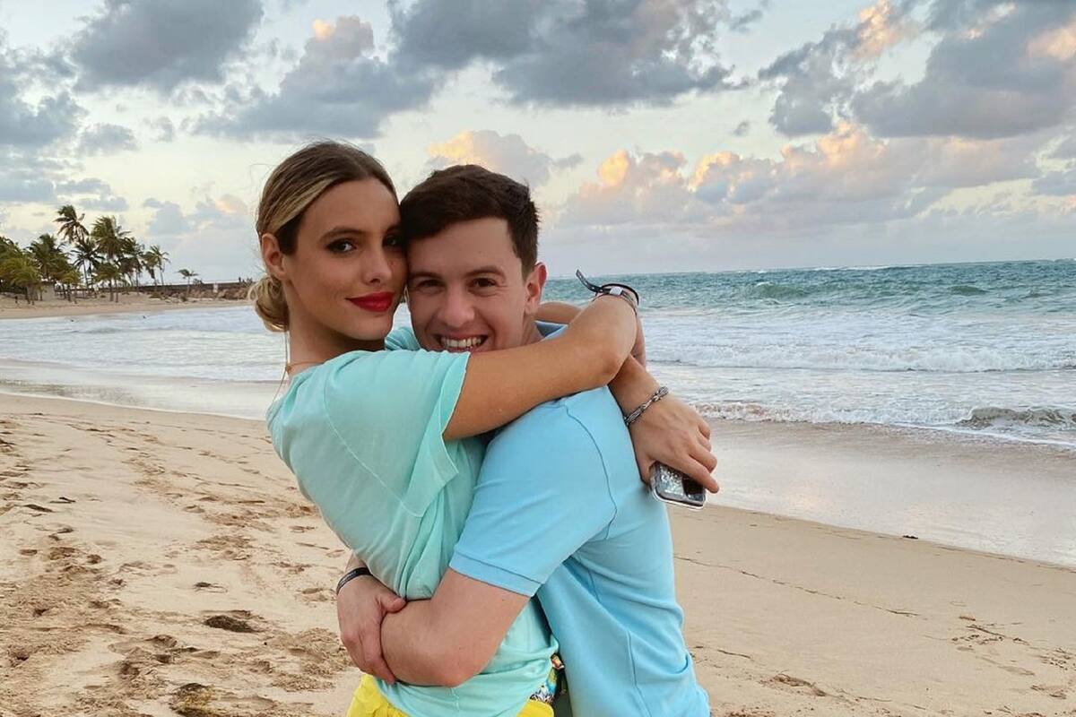 Dándose un beso, Lele Pons y Guaynaa presumen sus cuerpazos con poca ropa dentro del mar