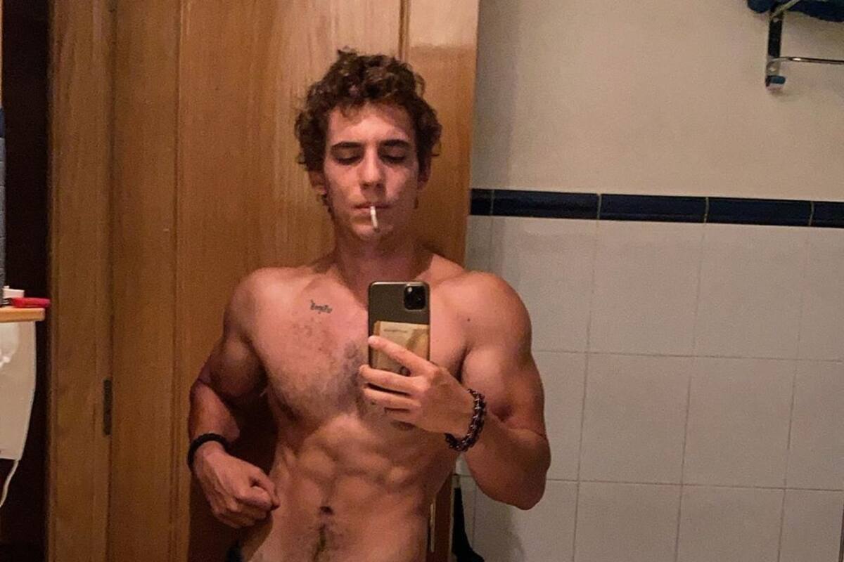 Miguel Herrán, de "La Casa de Papel", se baja el pantalón y enseña sus glúteos